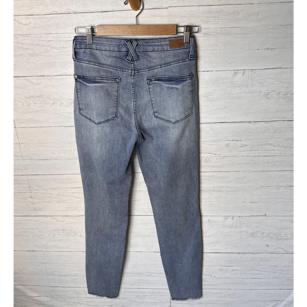 Judy Blue Jeans Womens Size 5/27 Relaxed fit Medium Wash Raw Distressed Hem - Picture 13 of 16